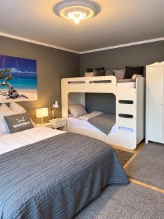 Architect-Apartments 80qm 3 Schlafzimmer, integrierter Küche und Bad, 2min von A8, Garten mit Sitzgruppe, ruhig und modern - 5
