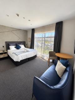 Walk to Stadium, large 1bed & Parking - 5