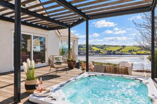 The Curlews - Waterside, boutique home with 10 person spa - 9