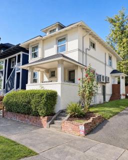 Historic Craftsman - Fast WiFi - 2BR - King Bed - 4