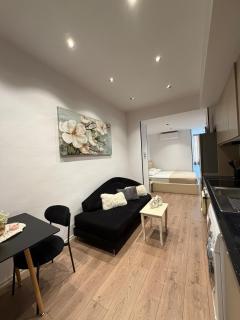 Blloku Bridge Suite at Rinia Park with Balcony - 1