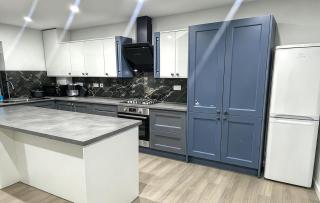 New Contractor Friendly 3 Bed Home, Sleeps up to 8, 2 Bath, Free Parking, Private Gated - 1