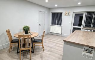 New Contractor Friendly 3 Bed Home, Sleeps up to 8, 2 Bath, Free Parking, Private Gated - 2