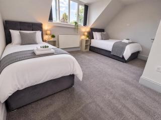 New Contractor Friendly 3 Bed Home, Sleeps up to 8, 2 Bath, Free Parking, Private Gated - 3