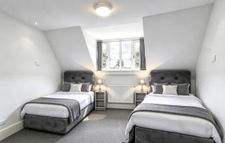New Contractor Friendly 3 Bed Home, Sleeps up to 8, 2 Bath, Free Parking, Private Gated - 4
