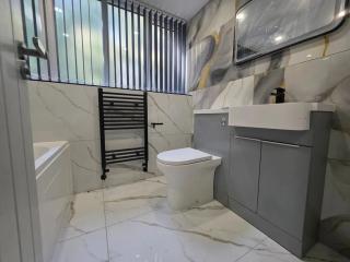 New Contractor Friendly 3 Bed Home, Sleeps up to 8, 2 Bath, Free Parking, Private Gated - 6