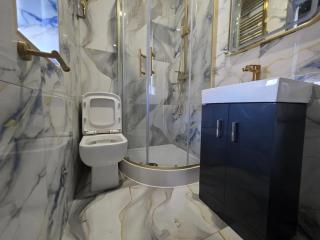 New Contractor Friendly 3 Bed Home, Sleeps up to 8, 2 Bath, Free Parking, Private Gated - 8