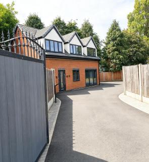 New Contractor Friendly 3 Bed Home, Sleeps up to 8, 2 Bath, Free Parking, Private Gated - 0