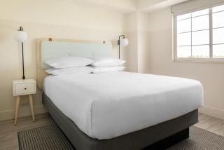 Hampton by Hilton Grand Cayman Seven Mile Beach - 3
