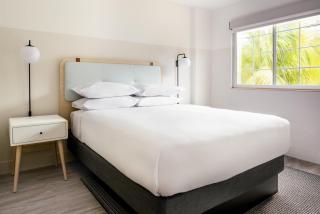 Hampton by Hilton Grand Cayman Seven Mile Beach - 1