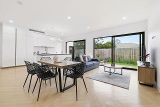 Domi Rentals - The Cheltenham Southland House - 9