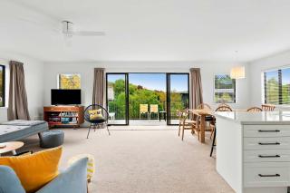 Pohara Escape - Bright Interiors & Scenic Views - 6