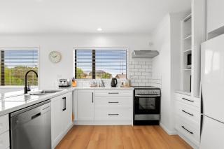 Pohara Escape - Bright Interiors & Scenic Views - 3