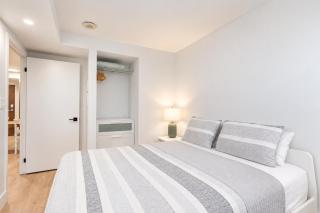 2BR Downtown Toronto Apt Steps to CN Tower & Harbourfront - 3
