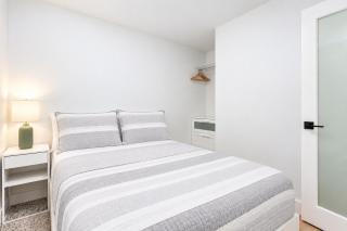 2BR Downtown Toronto Apt Steps to CN Tower & Harbourfront - 2