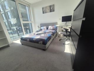 Stylish 2 Bed 2 Bath Flat in Greater London - 2