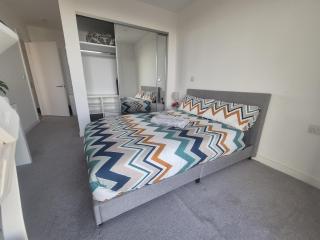 Stylish 2 Bed 2 Bath Flat in Greater London - 1
