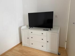 Central 2 Bedroom Apartment with Free Parking - 6