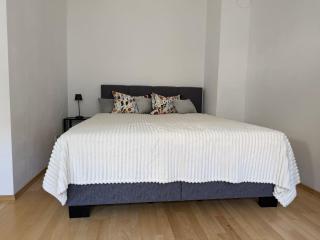 Central 2 Bedroom Apartment with Free Parking - 2