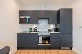 Luxury 1-Bed Apt Hounslow Sleeps 6 Free Parking - 6