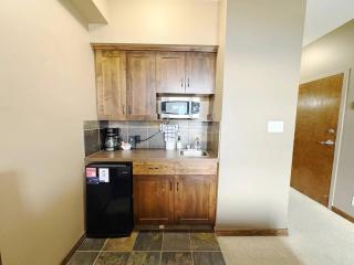 Mountain Studio Hideaway Sleeps 2 Hot tub and Gym - 9
