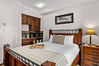 Cozy Mountain Hideaway Studio Slopestay Retreat - 4