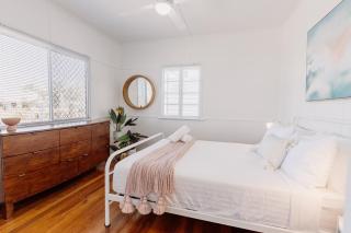 Pet-Friendly Home with Big Yard 300m to Dog Beach Walk to Restaurants - 9