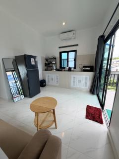 5 minutes to Beaches, Cafes, Shops, 2 Aircons, King Bed - 6
