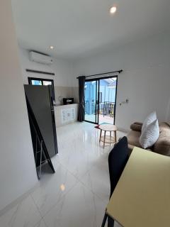 5 minutes to Beaches, Cafes, Shops, 2 Aircons, King Bed - 5