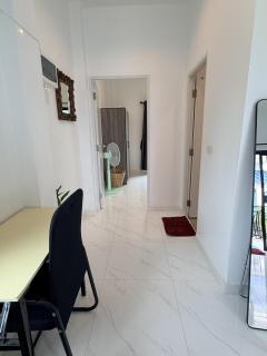 5 minutes to Beaches, Cafes, Shops, 2 Aircons, King Bed - 4