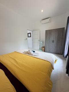 5 minutes to Beaches, Cafes, Shops, 2 Aircons, King Bed - 2