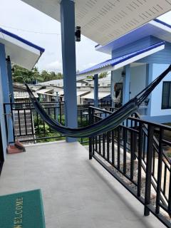 5 minutes to Beaches, Cafes, Shops, 2 Aircons, King Bed - 9