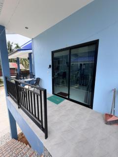 5 minutes to Beaches, Cafes, Shops, 2 Aircons, King Bed - 8