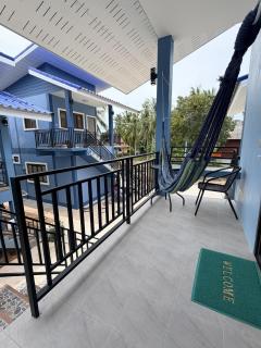 5 minutes to Beaches, Cafes, Shops, 2 Aircons, King Bed - 7