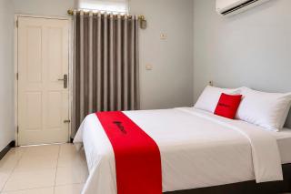 RedDoorz Syariah at Rahma Guesthouse - 3