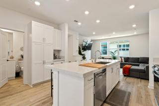 Modern Family Townhome: 4BR44BA Pool EV Charger - 5