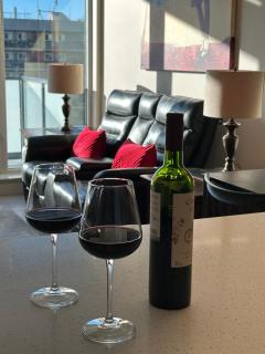 Grey Cup Hub in Kensington! Top Property, King Bed, Parking Available, Close to LRT - 0