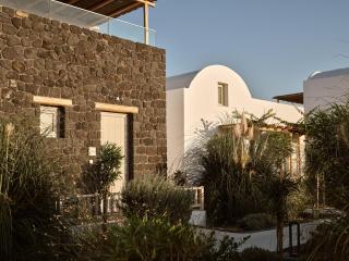 Sea Breeze Santorini Beach Resort, Curio Collection by Hilton - Perivolos - 5