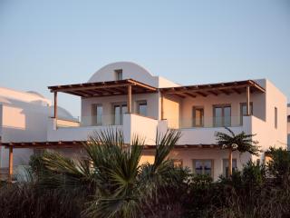Sea Breeze Santorini Beach Resort, Curio Collection by Hilton - Perivolos - 4