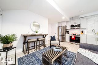 *NEW* Modern Suite King Bed! Netflix! Sleeps 4! - 6