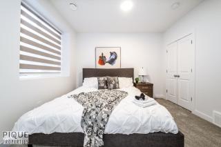 *NEW* Modern Suite King Bed! Netflix! Sleeps 4! - 9