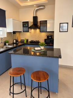 Blue Poppy - Luxury villa with pool & mountain views - 4