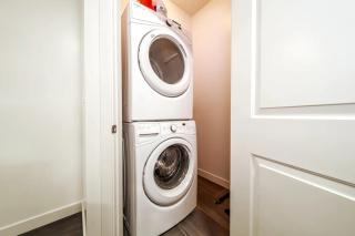 Chic Suite - Long Stays - King Bed - Fireplace & WiFi - 5