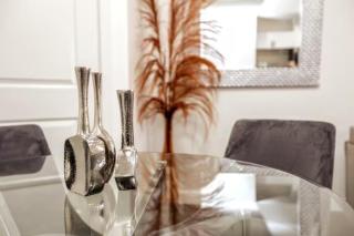Chic Suite - Long Stays - King Bed - Fireplace & WiFi - 6
