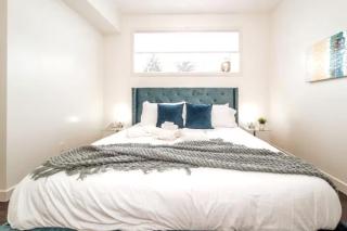 Chic Suite - Long Stays - King Bed - Fireplace & WiFi - 9