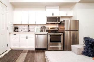 Chic Suite - Long Stays - King Bed - Fireplace & WiFi - 3