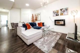 Chic Suite - Long Stays - King Bed - Fireplace & WiFi - 5