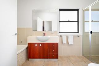 Inner City Townhouse w Parking by Curbos Lux - 1