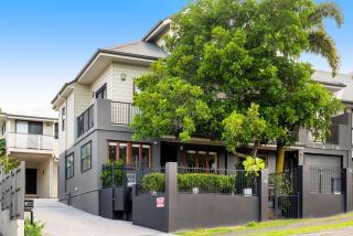 Inner City Townhouse w Parking by Curbos Lux - 4