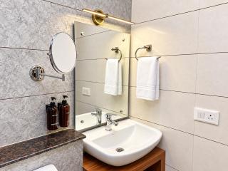 Snow Clad Ultra Luxury Suite Near Airport - 5